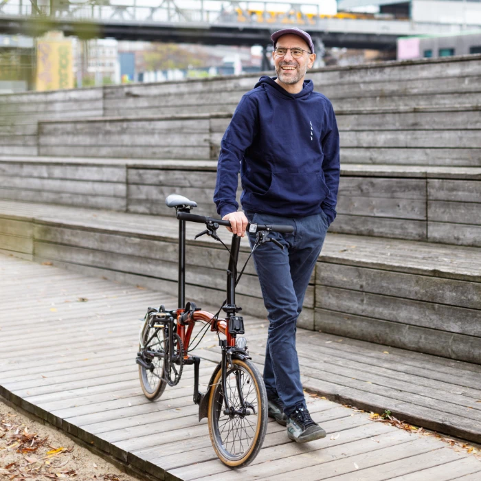 Thomas Binroth mit Fahrrad an der Spree in Berlin